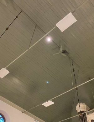 infrarood heater in kerk met heatscreen