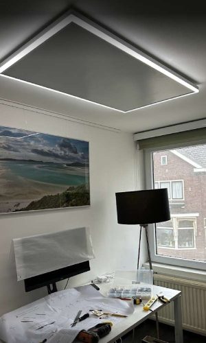 infraroodpaneel met LED in de werkkamer infraroodpaneel met LED in de werkkamer
