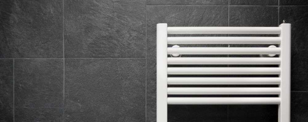 Elektrische radiator als handdoekdroger in de badkamer