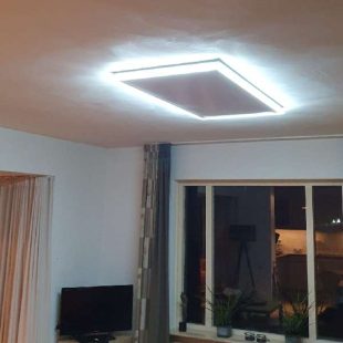 Infrarood warmtepaneel met LED verlichting in de huiskamer Infrarood warmtepaneel met LED verlichting in de huiskamer