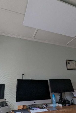 Infrarood plafondverwarming op de werkkamer
