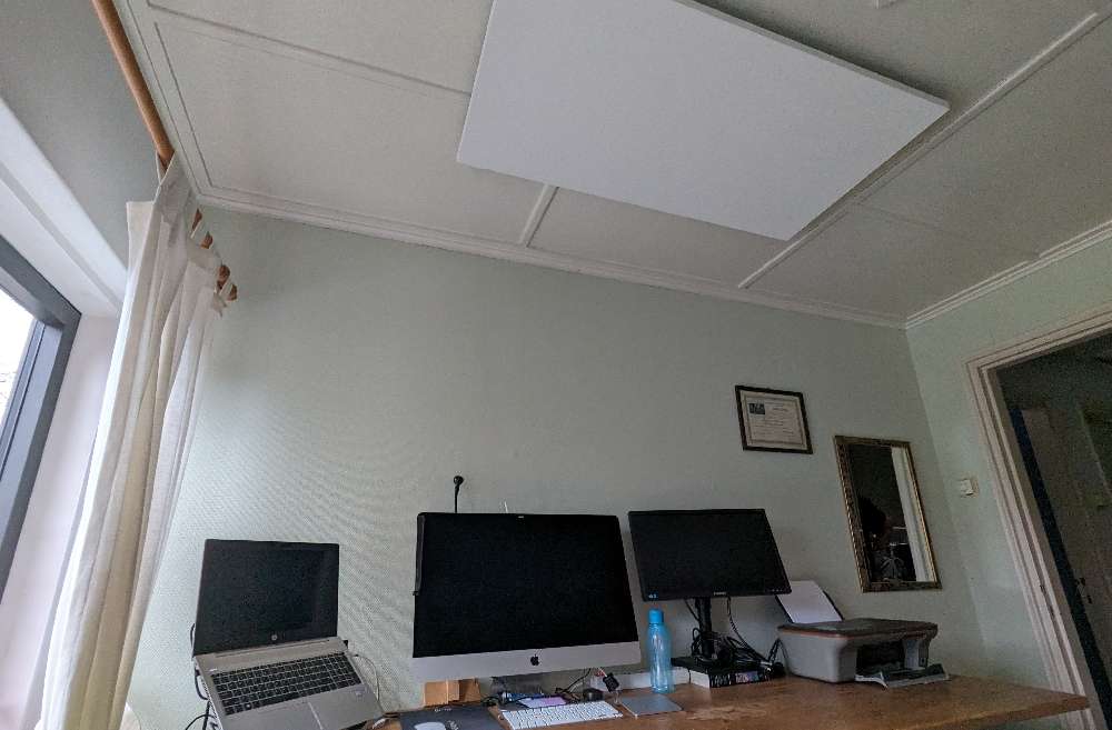 Infrarood plafondverwarming op de werkkamer