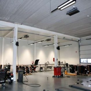 Infraroodverwarming in een werkplaats van autogarage Infraroodverwarming in een werkplaats van autogarage