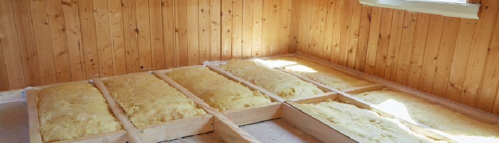 Vloerisolatie helpt om de warmte binnen te houden