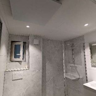 Badkamer in de mantelzorg woningen met infraroodpaneel