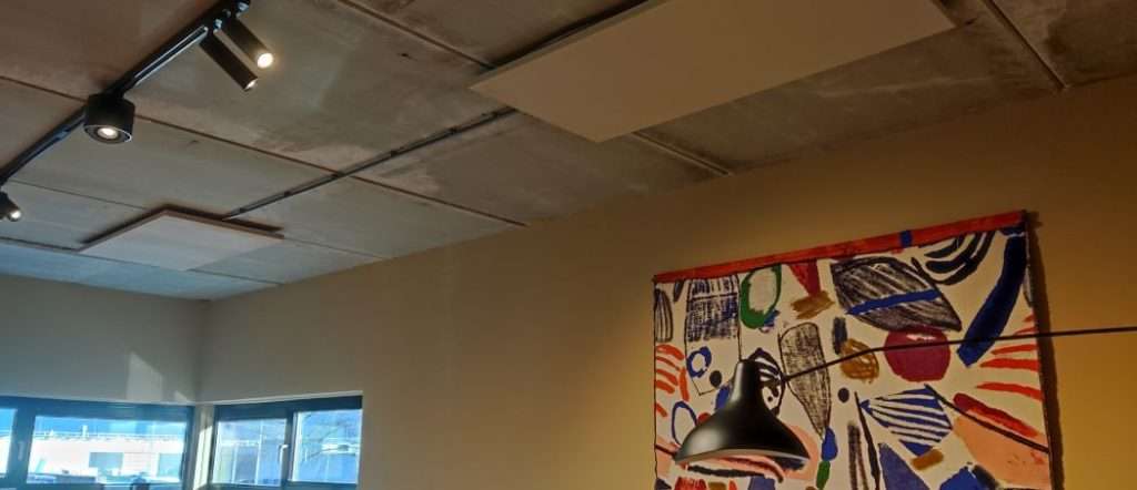 Een infrarood plafond paneel in kantoor