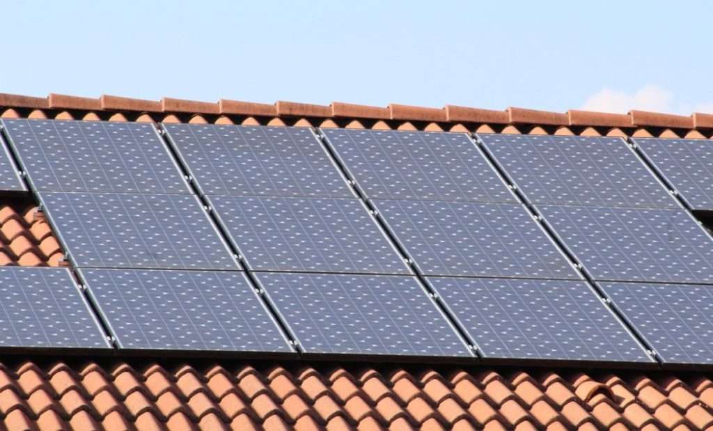 De voordelen van elektrische verwarming met zonnepanelen en een thuisbatterij